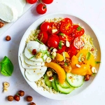 Energy bowl quinoa pêches et mozzarella riche en protéines