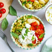 Italian bowl avec légumes d'été et stracciatella de vache Casa Azzurra