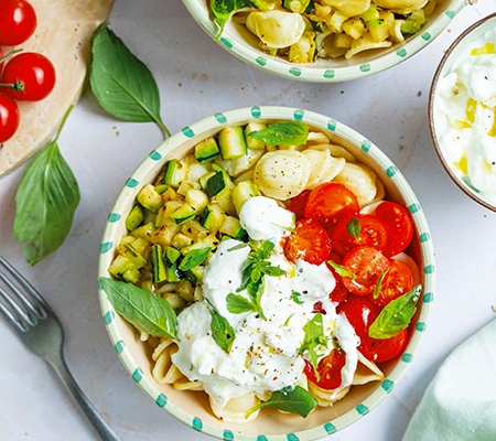 Italian bowl avec légumes d'été et stracciatella de vache Casa Azzurra