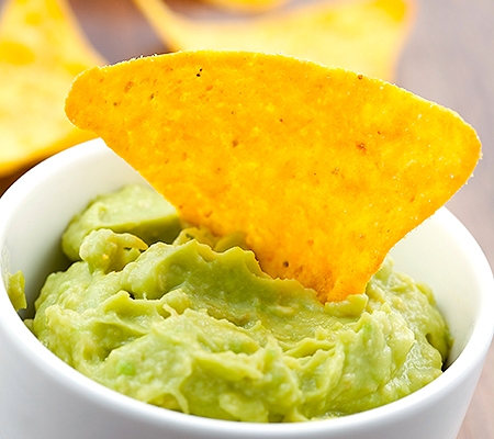 Chips de grana padano avec du guacamole