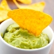 Chips de grana padano avec du guacamole