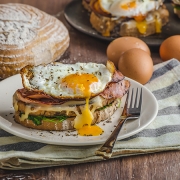 Croque-Madame à l'italienne, au prosciutto et parmigiano reggiano Casa Azzurra