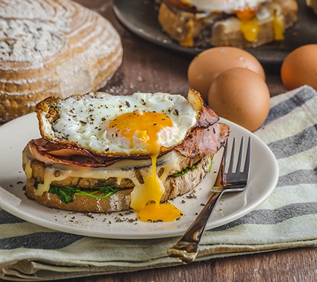 Croque-Madame à l'italienne, au prosciutto et parmigiano reggiano Casa Azzurra