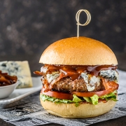 Hamburger au gorgonzola AOP et oignons caramélisés