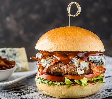 Hamburger au gorgonzola AOP et oignons caramélisés