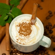 Cappuccino à la cannelle avec chantilly au mascarpone