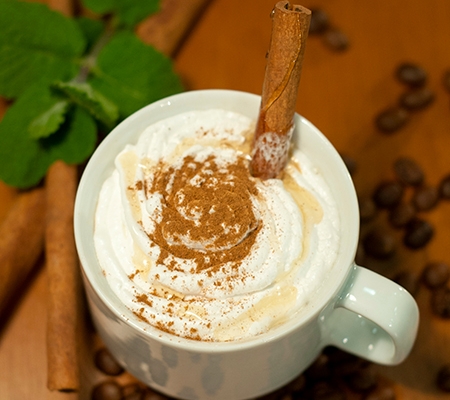 Cappuccino à la cannelle avec chantilly au mascarpone