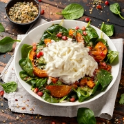 Salade d'automne à la courge butternut rôtie et stracciatella Casa Azzurra