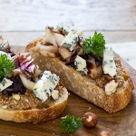 Crostinis au pesto de noisette et gorgonzola