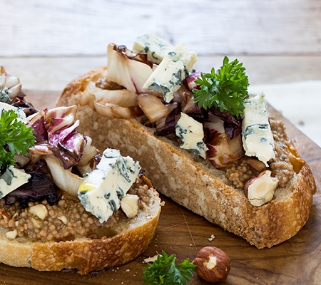 Crostinis au pesto de noisette et gorgonzola