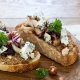 Crostinis au pesto de noisette et gorgonzola